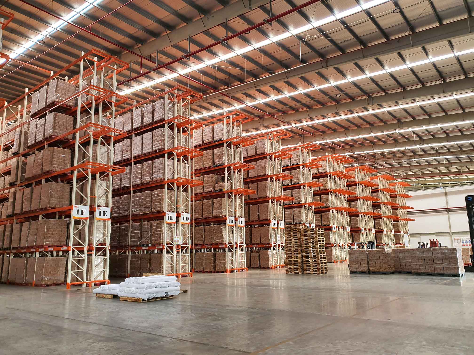 Hệ thống kệ kho công nghiệp được ứng dụng trong kho logistics và nhà máy sản xuất