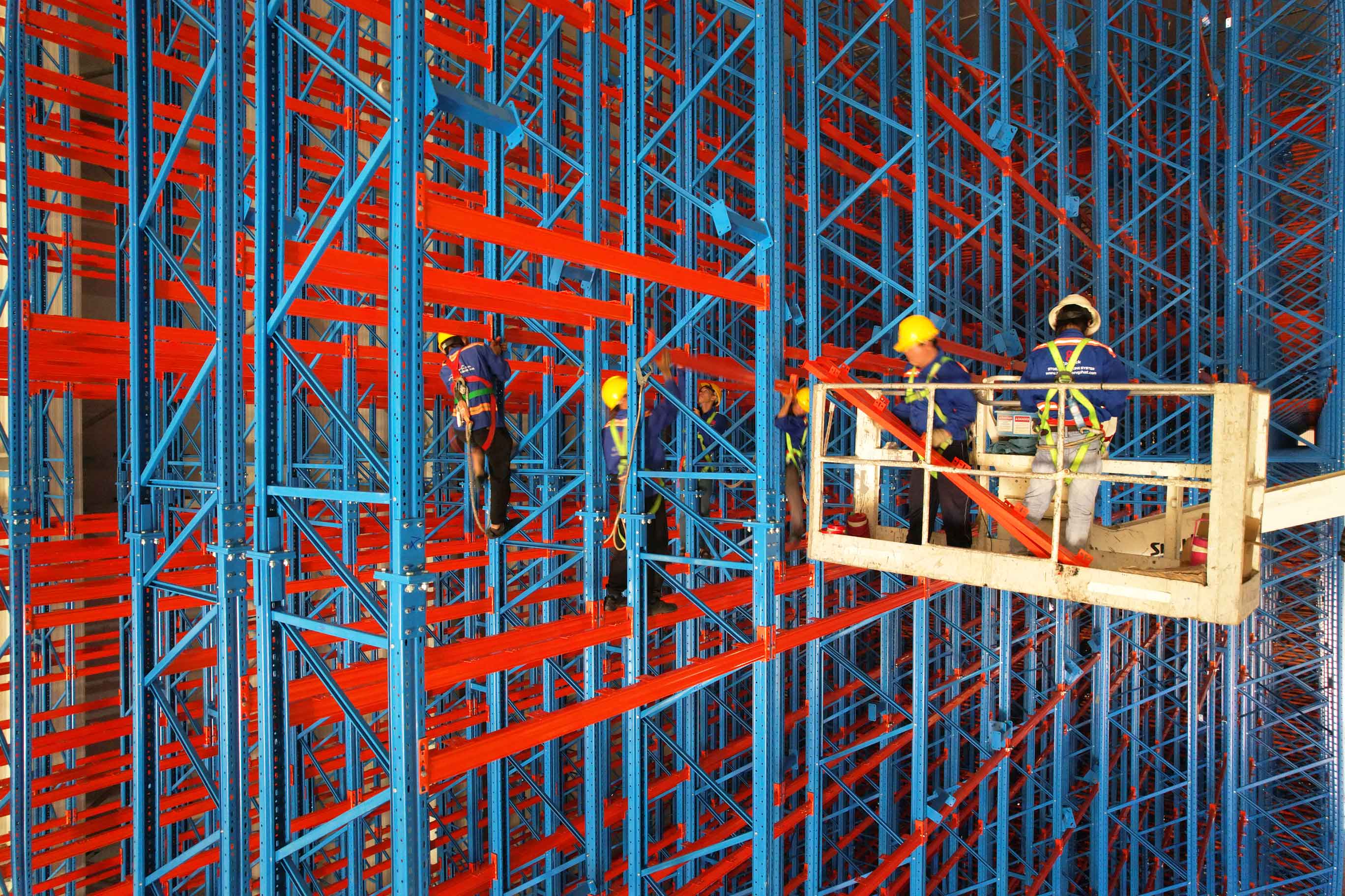 Kệ ASRS kết hợp hệ thống kệ và thiết bị tự động lưu trữ, truy xuất hàng hóa