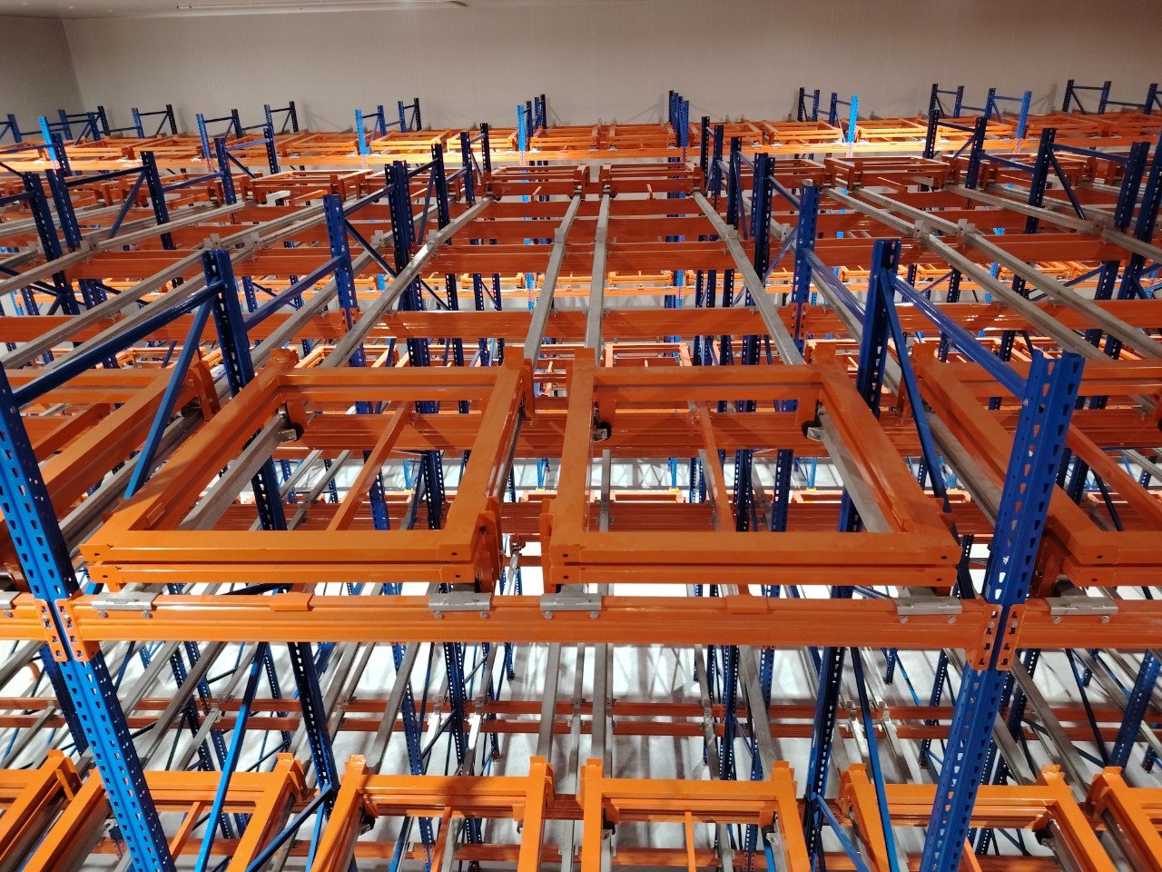 Kệ Pushback lưu trữ pallet theo chiều sâu trong kho công nghiệp