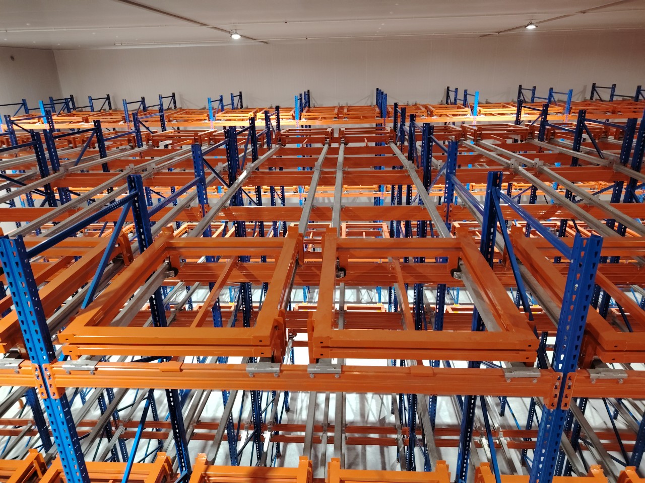Hệ thống kệ Pushback tối ưu diện tích và tăng mật độ lưu trữ pallet