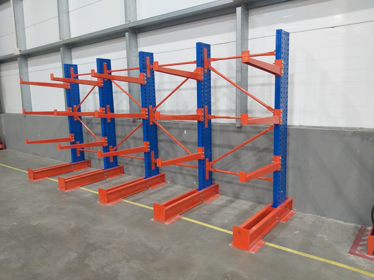 Kệ tay đỡ Cantilever lưu trữ hàng dài trong kho công nghiệp