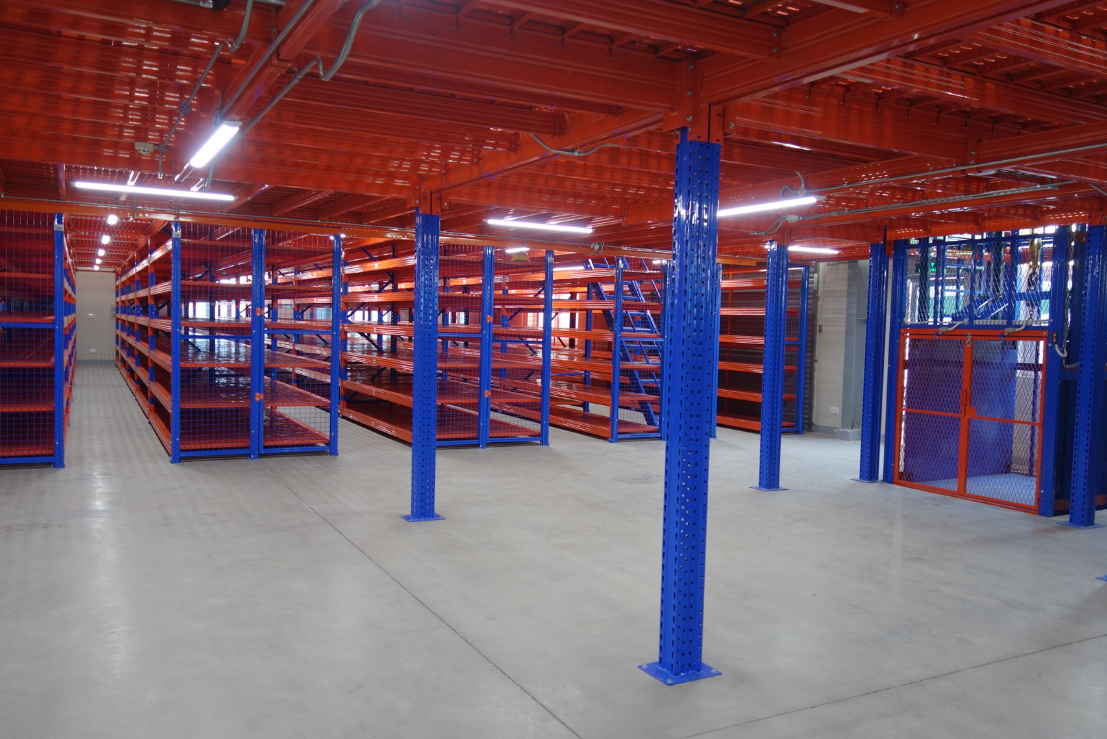 Hệ thống sàn Mezzanine tạo thêm diện tích lưu trữ trong kho