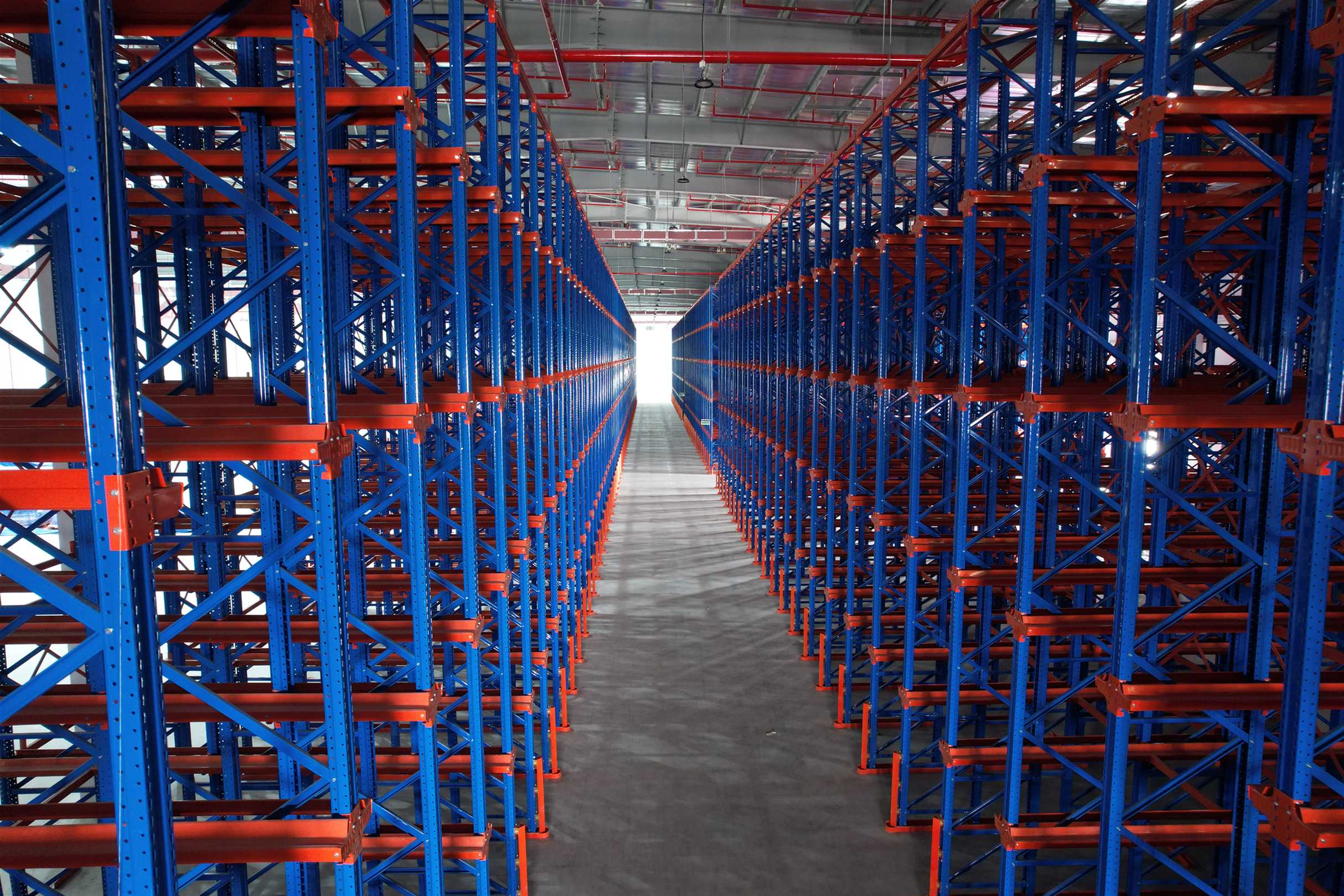 Kệ Drive In Nhà Kho – Tối Ưu Không Gian, Tăng Sức Chứa
