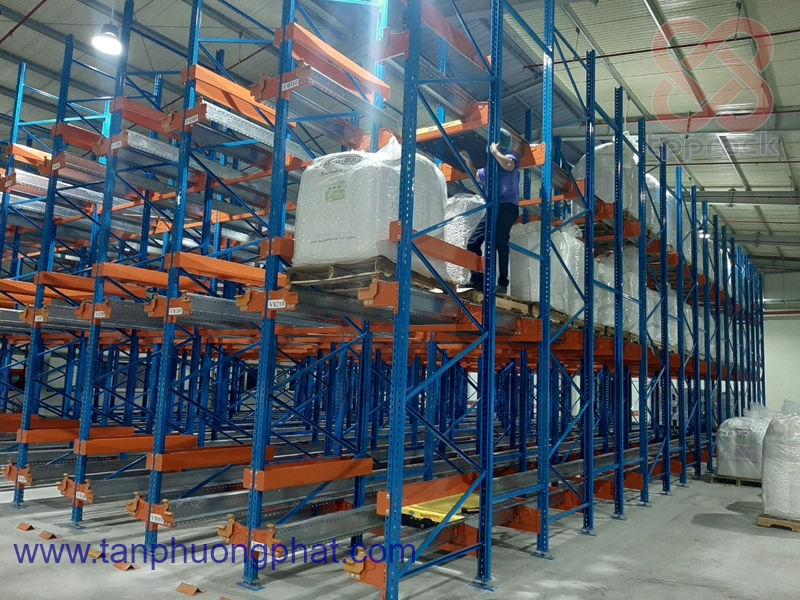 Kệ Flow Rack – Tăng Mật Độ Lưu Trữ, Luân Chuyển Hàng Hóa Theo FIFO